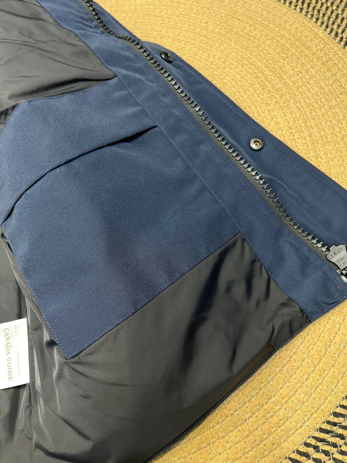 P380 🇨🇦Canada Goose""🇨🇦🌟 Garson down vest has always been recognized as the warmest down jacket. Various Instagram celebrities, Internet celebrities, and celebrities often wear it for street photos. I make Canada Goose every year, but I still can't get rid of my love for it. No matter how cold the days are, there is no need to be afraid, because there is! Filled with 90% white duck down, it is the legendary warmest down jacket and is known as a must-have for Arctic outdoor sports! The most popular down jacket in the world, celebrities are rushing to buy it, it is a must-have!  Size: XS to 2XL